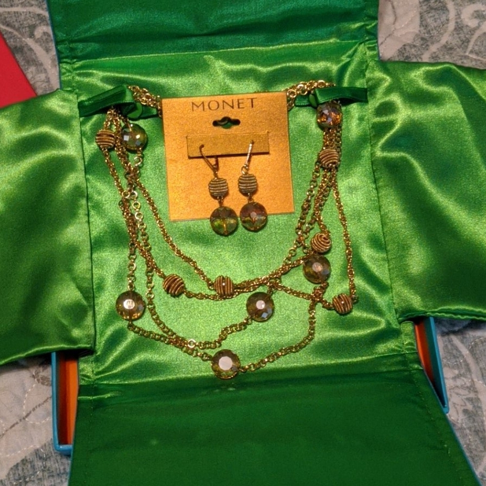 Necklace/earring set